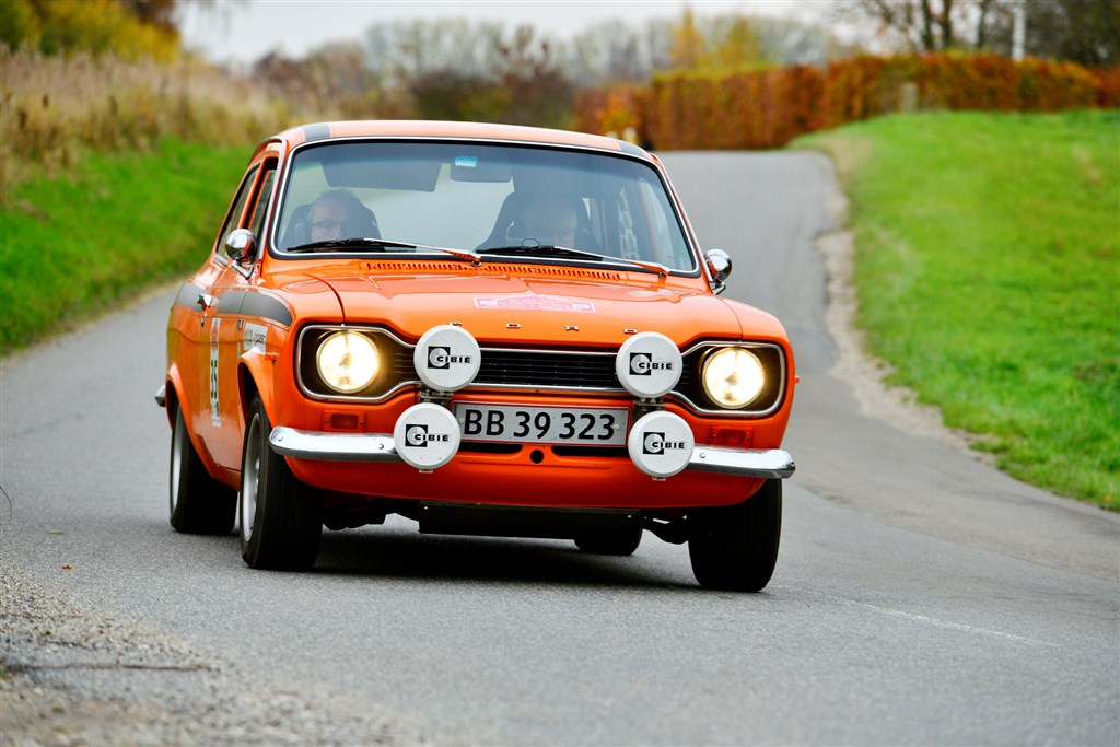 Vinderne af Oresund Rally 2021, Finn Kristensen fra Silkeborg og Erik Rasmussen fra Ry, ses her på en specialetape i deres Ford Escort Mexico fra 1973.